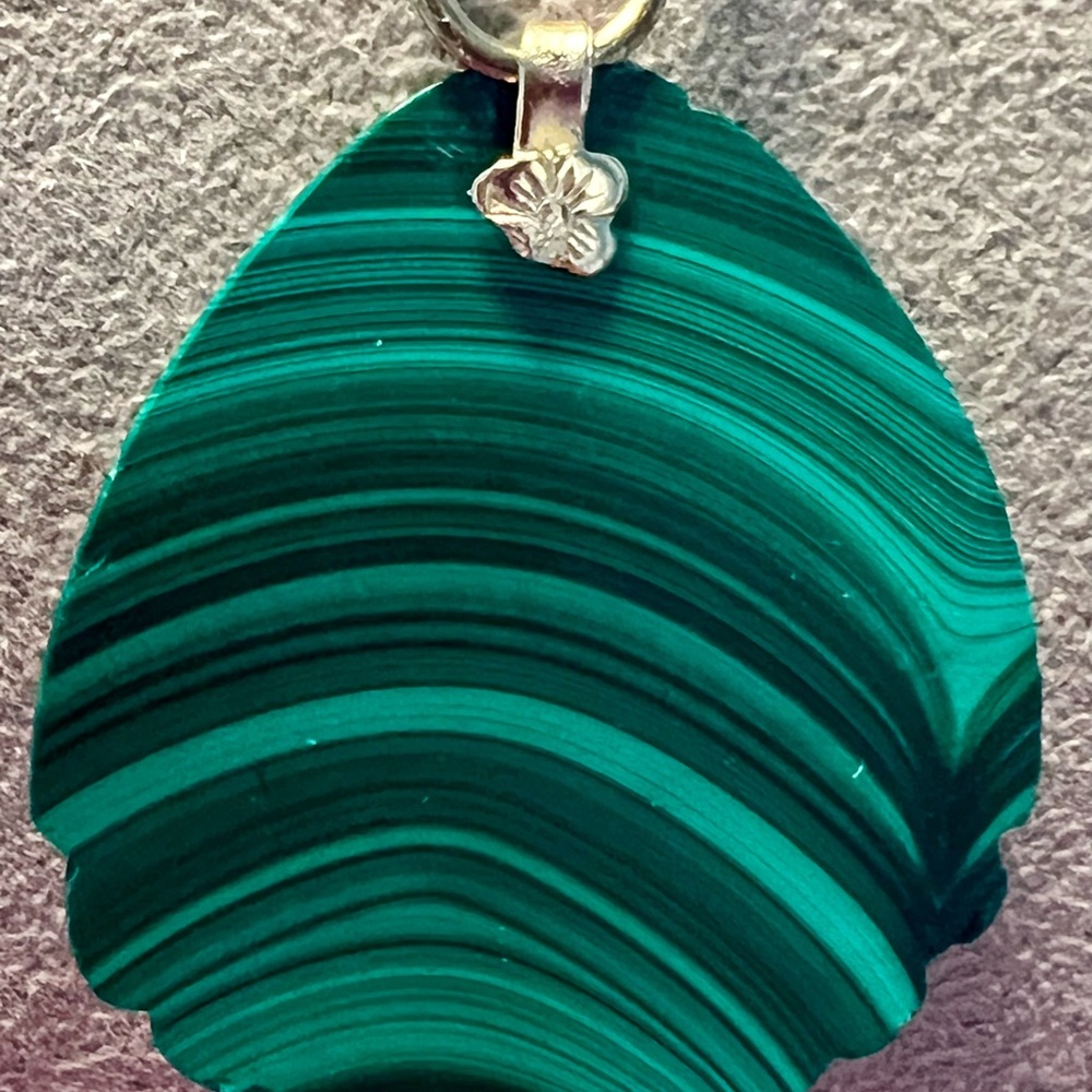 Scallop shell Malachite pendant. - Picture 2 of 6